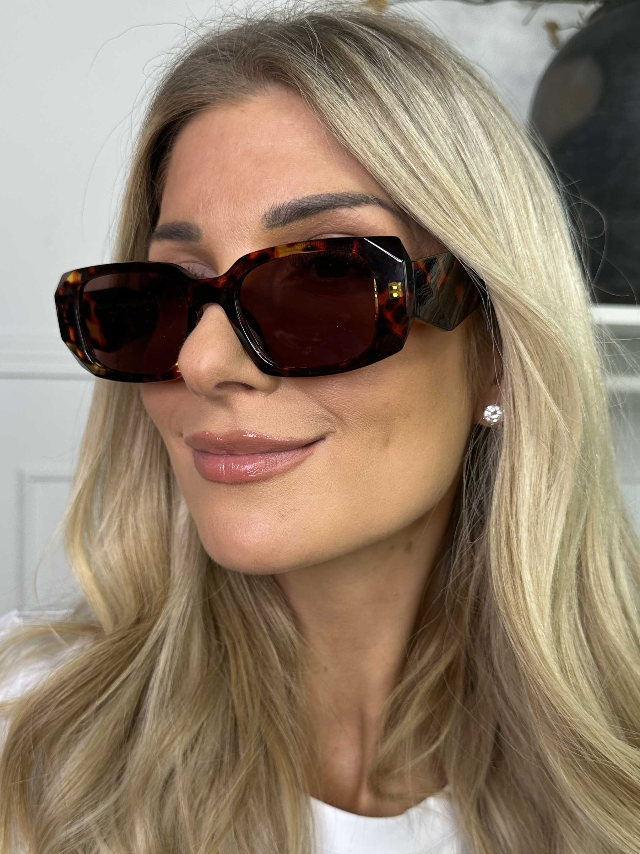 Sarah - Smala solglasögon med bred båge